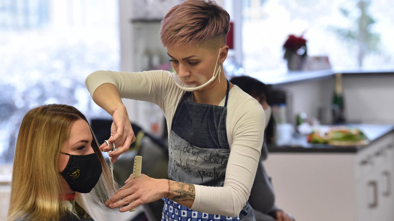 Verlierer der Krise: Dienstleister wie Friseure trifft die Pandemie besonders hart. Verlierer der Krise: Dienstleister wie Friseure trifft die Pandemie besonders hart.