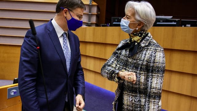 Unter den Augen von Christine Lagarde, Präsidentin der Europäischen Zentralbank, hat das EU-Parlament Pläne gegen Erwerbstätigenarmut debattiert. Unter den Augen von Christine Lagarde, Präsidentin der Europäischen Zentralbank, hat das EU-Parlament Pläne gegen Erwerbstätigenarmut debattiert.