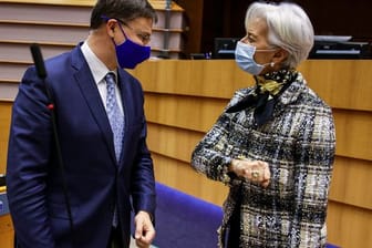 Unter den Augen von Christine Lagarde, Präsidentin der Europäischen Zentralbank, hat das EU-Parlament Pläne gegen Erwerbstätigenarmut debattiert.