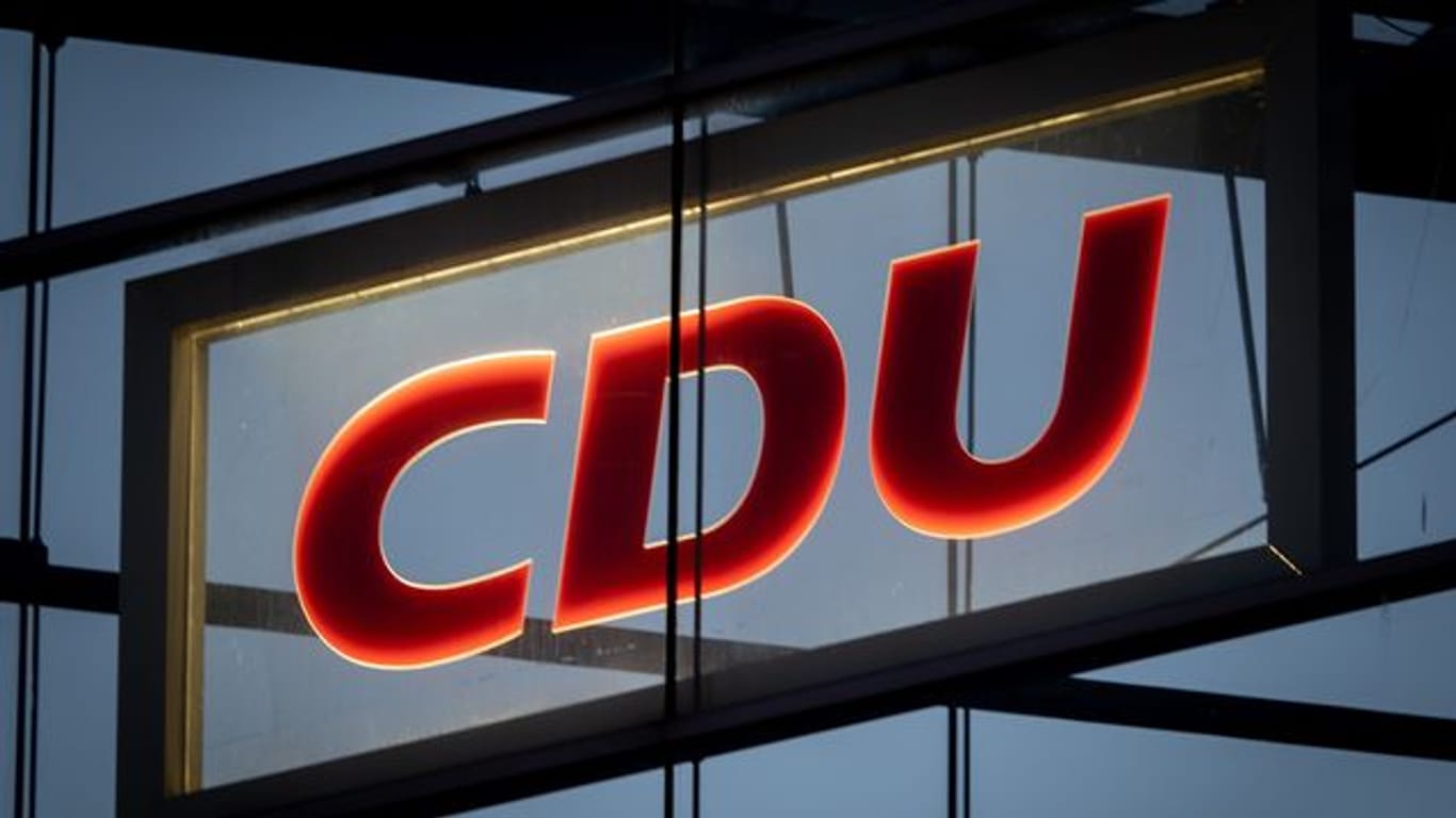 Das CDU-Logo leuchtet im Konrad-Adenauer-Haus in Berlin.