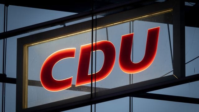 Das CDU-Logo leuchtet im Konrad-Adenauer-Haus in Berlin.