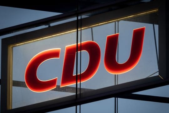 Das CDU-Logo leuchtet im Konrad-Adenauer-Haus in Berlin.