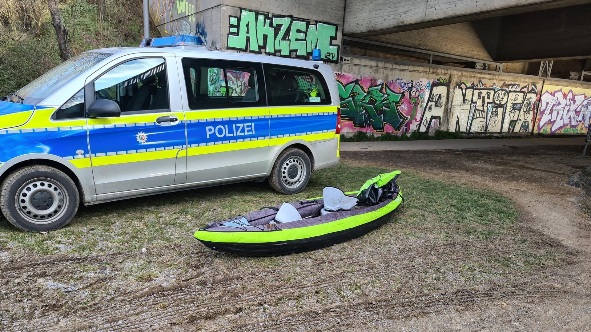 Das Wassergefährt der in Not geratenen Personen.