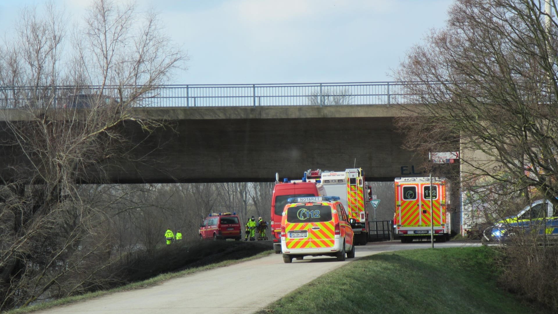 Kräfte von Feuer- und Rettungsdienst zur Rettung und medizinischen Versorgung der Geretteten.