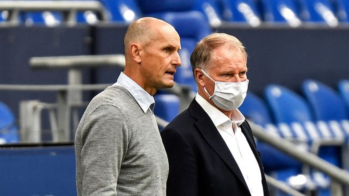 Augsburgs Trainer Heiko Herrlich (l) hat das Vertrauen von Manager Stefan Reuter.