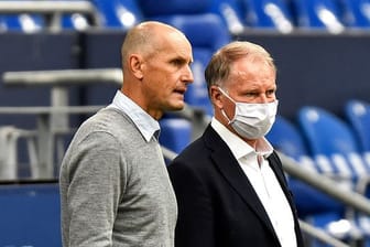 Augsburgs Trainer Heiko Herrlich (l) hat das Vertrauen von Manager Stefan Reuter.