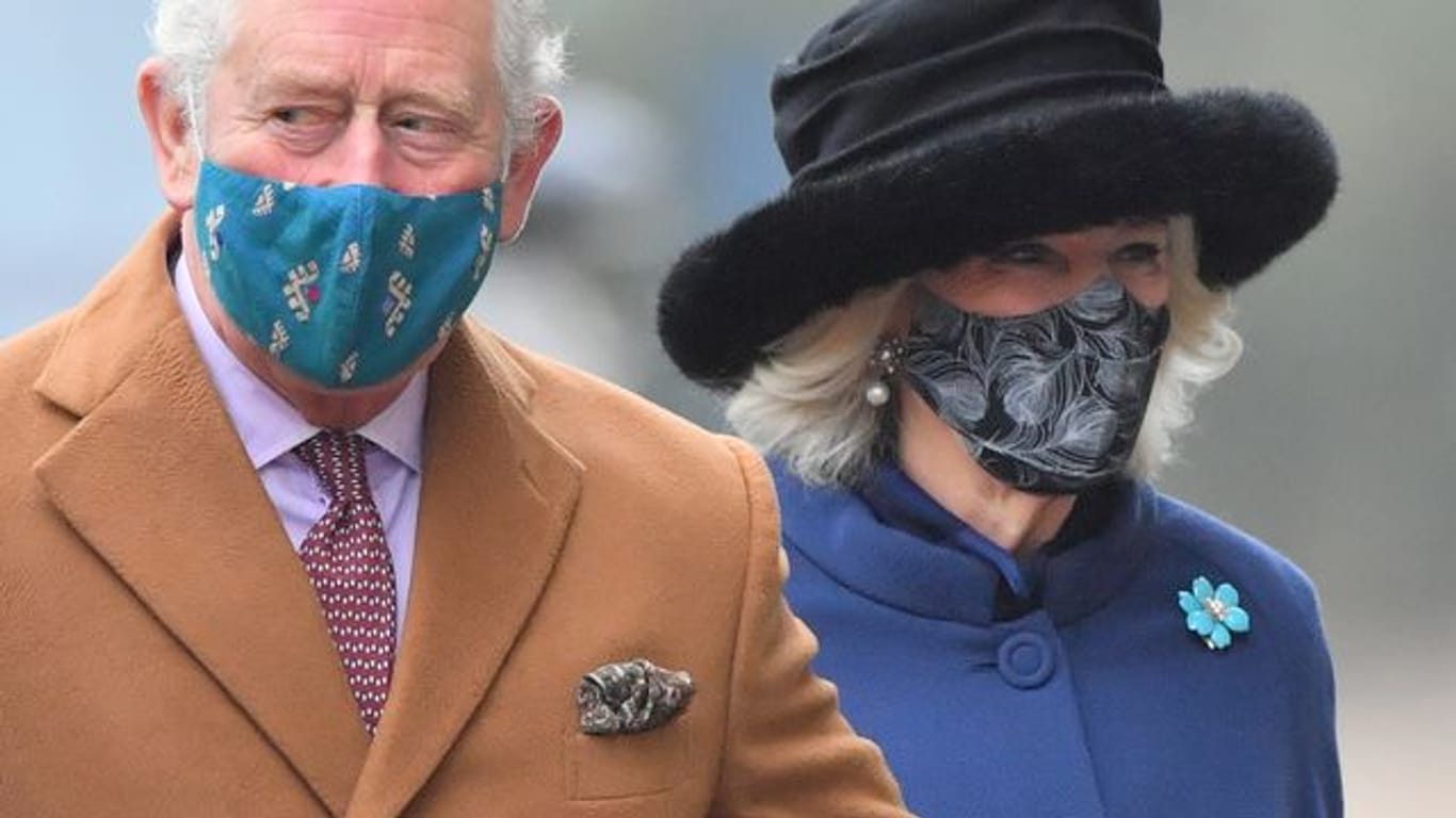 Der britische Prinz Charles, Prinz von Wales, und seine Frau Camilla, Herzogin von Cornwall, haben sich pieksen lassen.