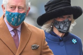 Der britische Prinz Charles, Prinz von Wales, und seine Frau Camilla, Herzogin von Cornwall, haben sich pieksen lassen.