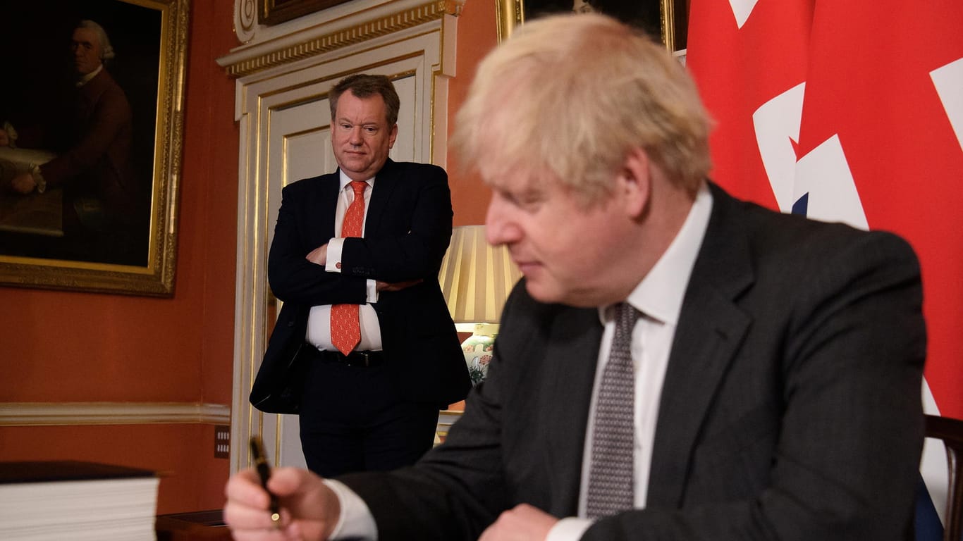 David Frost schaut Boris Johnson beim Unterzeichnen des Handelsvertrags mit der EU zu: Der britische Brexit-Beauftragte hofft auf eine Verbesserung der Beziehungen zur EU.
