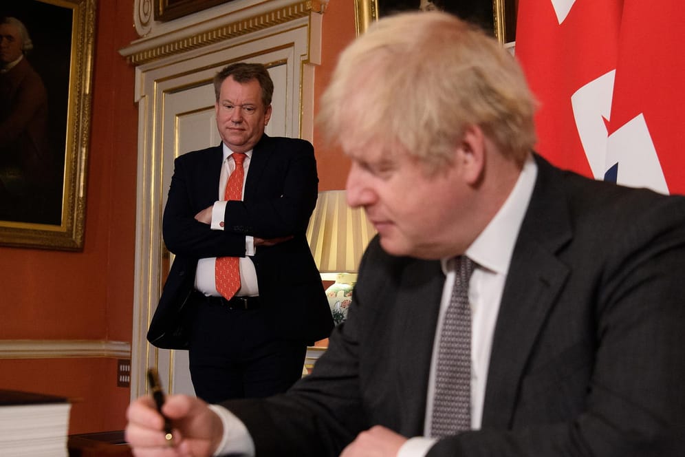David Frost schaut Boris Johnson beim Unterzeichnen des Handelsvertrags mit der EU zu: Der britische Brexit-Beauftragte hofft auf eine Verbesserung der Beziehungen zur EU.