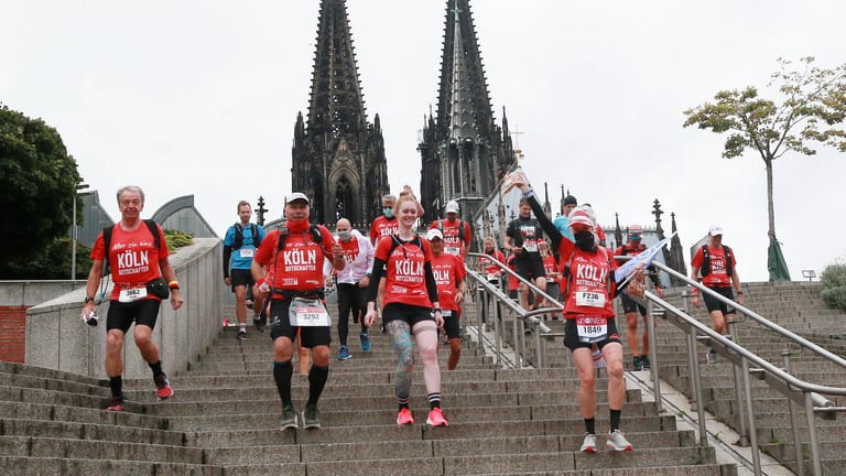 Start einer größeren Läufergruppe an der Treppe der Philharmonie runter zum Rhein: 2020 fand der Köln-Marathon nur virtuell statt.