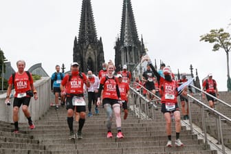 Start einer größeren Läufergruppe an der Treppe der Philharmonie runter zum Rhein: 2020 fand der Köln-Marathon nur virtuell statt.