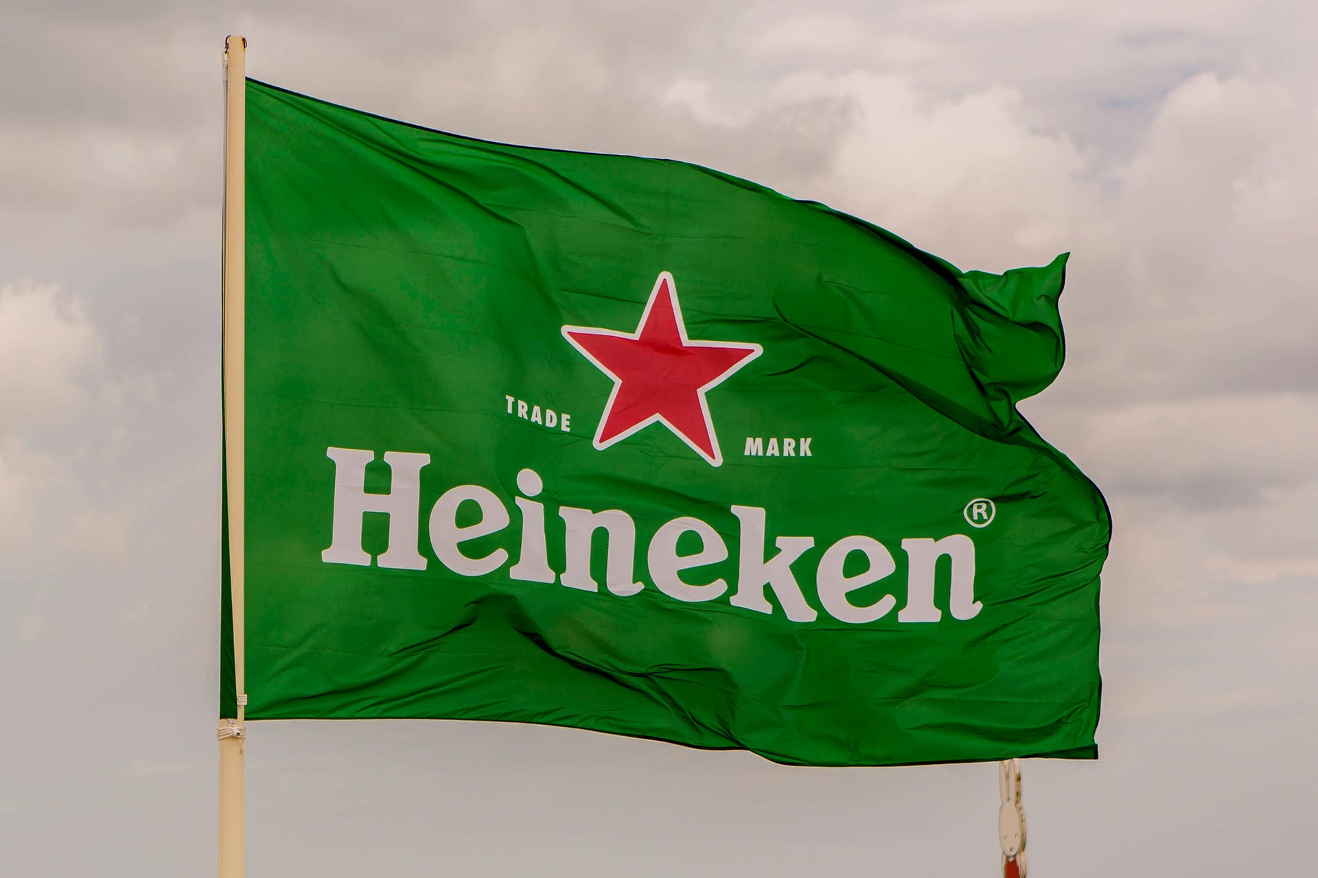 Heineken: Brauereien leiden in der Corona-Krise besonders. Heineken zieht nun Konsequenzen.