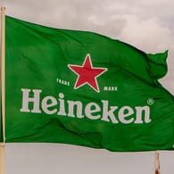 Heineken: Brauereien leiden in der Corona-Krise besonders. Heineken zieht nun Konsequenzen.
