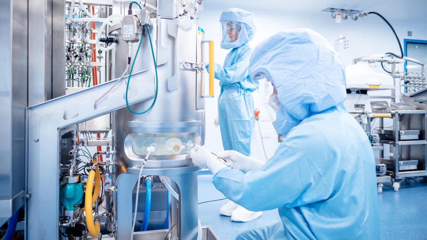 Arbeiter in der Impfstoffproduktionsanlage von Biontech in Marburg: Bis zu 750 Millionen Impfdosen will das Pharmaunternehmen dort jährlich produzieren.