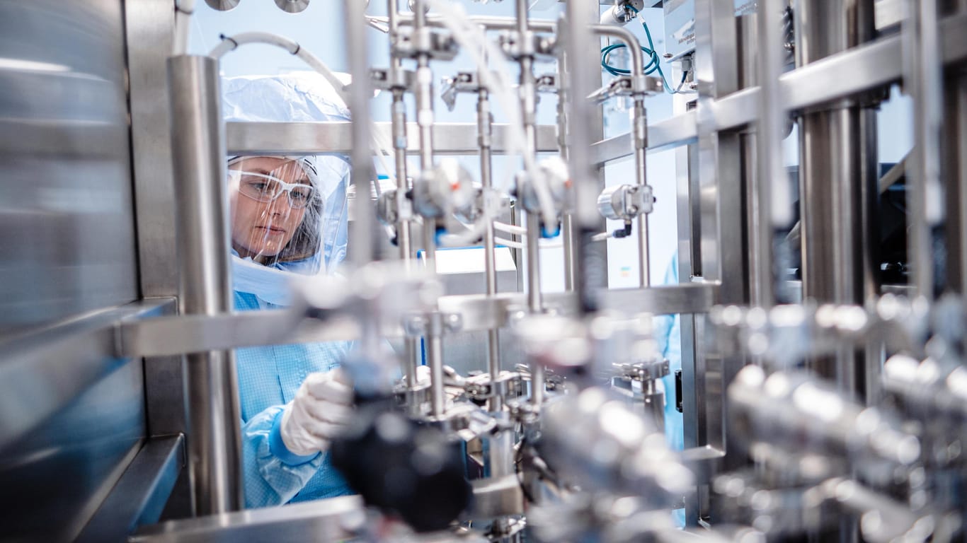 Arbeiterin in der Impfstoffproduktionsanlage von Biontech in Marburg: Das Werk soll dazu beitragen den Impfstoff auf zwei Milliarden Dosen zu erhöhen – noch in diesem Jahr.
