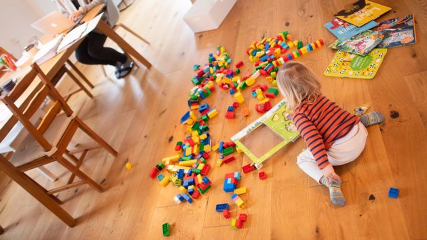 Ein Kind spielt im Wohnzimmer (Symbolbild): Laut einer Studie zeigt fast ein Drittel aller Kinder psychische Auffälligkeiten während der Pandemie.