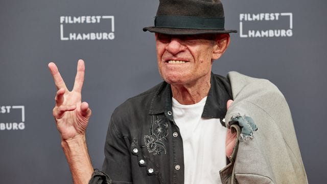 Klaus Lemke bei der Premiere seines Films „Bad Boy Lemke“ beim Filmfest Hamburg 2020. Klaus Lemke bei der Premiere seines Films „Bad Boy Lemke“ beim Filmfest Hamburg 2020.