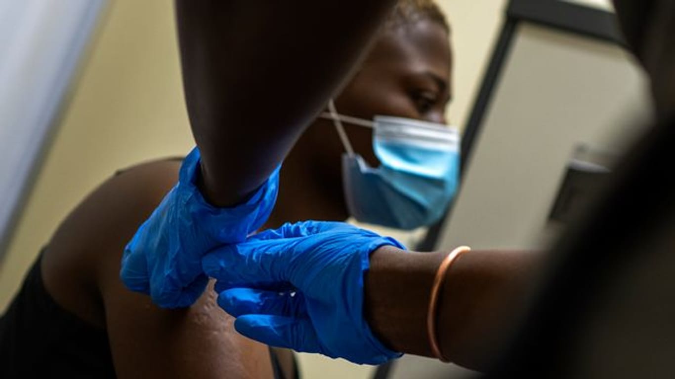 Südafrika hat geplante Impfungen mit dem Astrazeneca-Impfstoff vorübergehend gestoppt, weil eine Studie auf eine begrenzte Wirkung des Vakzins gegen die in dem Land aufgetauchte Corona-Variante hindeutet.