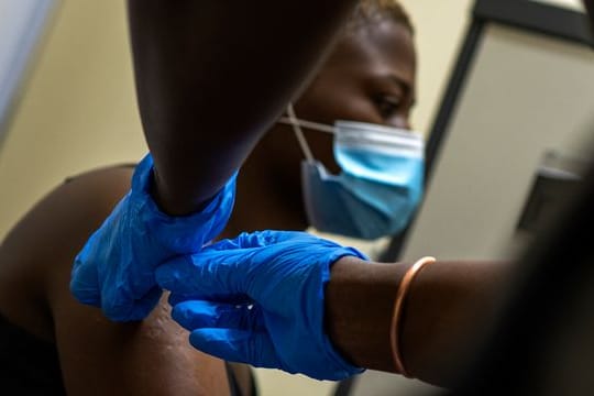 Südafrika hat geplante Impfungen mit dem Astrazeneca-Impfstoff vorübergehend gestoppt, weil eine Studie auf eine begrenzte Wirkung des Vakzins gegen die in dem Land aufgetauchte Corona-Variante hindeutet.