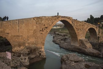 Delal-Brücke in der Region Dahuk im Irak: Im Grenzgebiet führt die Türkei Militäroffensiven durch.