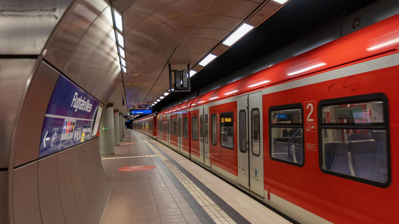 Eine Bahn in Stuttgart (Symbolbild): Eine Bahn der Strecke 1 ist liegengeblieben.