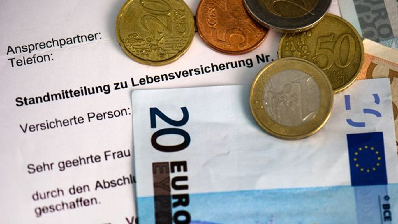 Nur noch gut ein Dutzend Unternehmen in Deutschland bieten klassische private Rentenversicherungsverträge mit einem lebenslangen Garantiezins von 0,90 Prozent im Neugeschäft an.