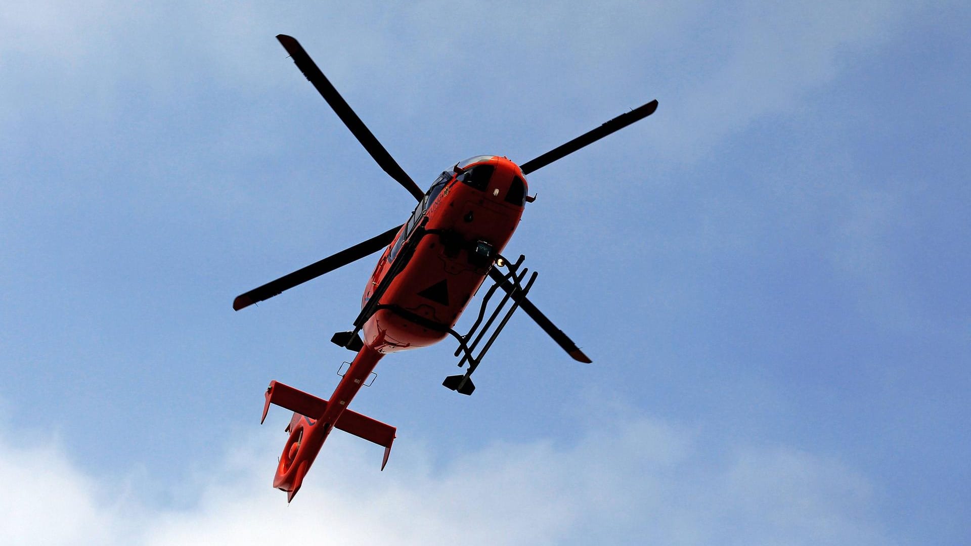 Ein Rettungshubschrauber am Himmel (Symbolbild): Nach einem Rodelunfall wurde ein zehnjähriges Kind schwer verletzt ins Krankenhaus gebracht.