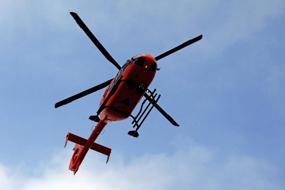 Ein Rettungshubschrauber am Himmel (Symbolbild): Nach einem Rodelunfall wurde ein zehnjähriges Kind schwer verletzt ins Krankenhaus gebracht.