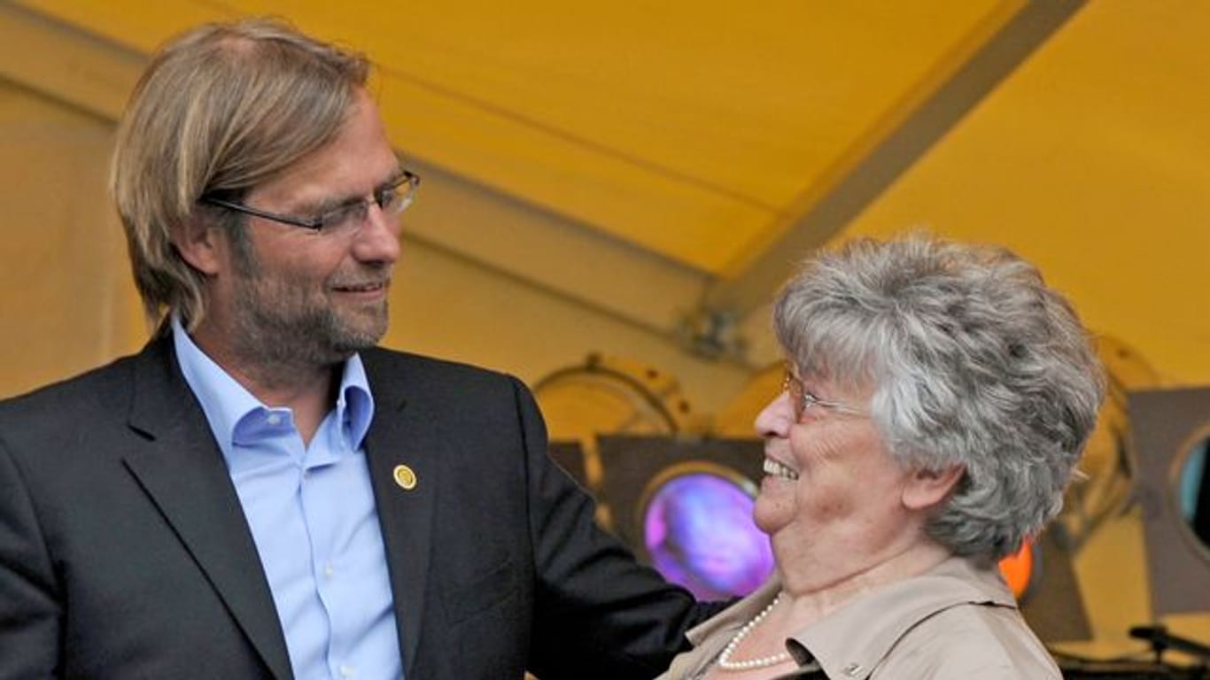 Jürgen Klopp 2011 mit seiner Mutter Lisbeth bei seinem Heimatverein SV Glatten (Landkreis Freudenstadt).