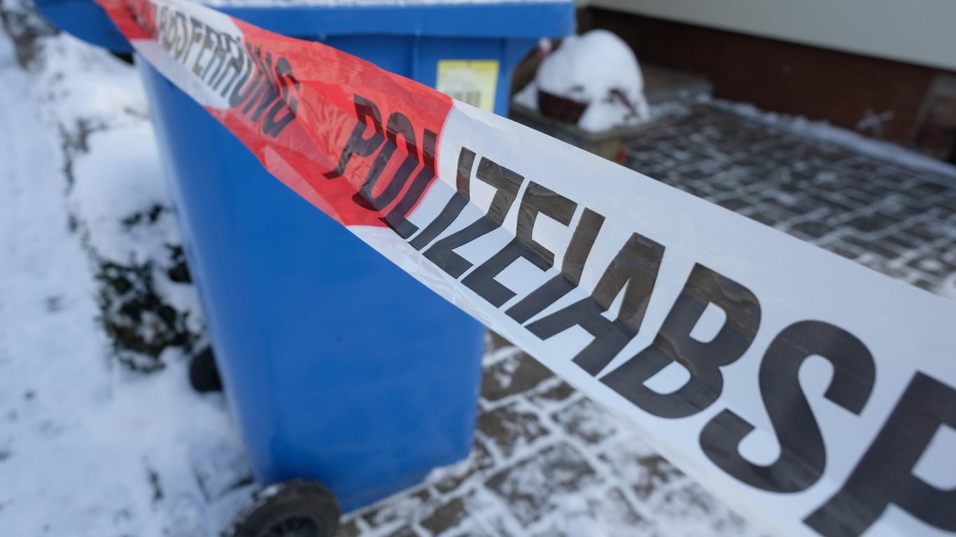 Absperrband umgibt ein Haus in Rödlitz im Landkreis Zwickau: In der Garage wurden die beiden Leichen gefunden.