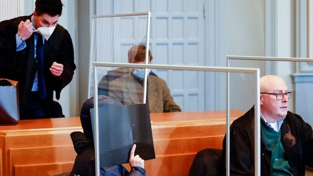 Die Angeklagten und ihre Verteidiger sitzen im Verhandlungssaal des Kieler Landgerichts. Die Angeklagten und ihre Verteidiger sitzen im Verhandlungssaal des Kieler Landgerichts.