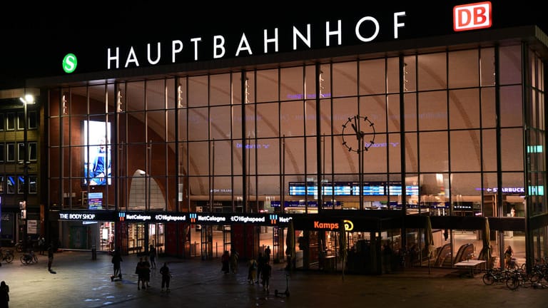 Kölner Hauptbahnhof (Archivbild): Am Bahnhof ist es zu einer Attacke auf einen Fahrkartenkontrolleur gekommen.