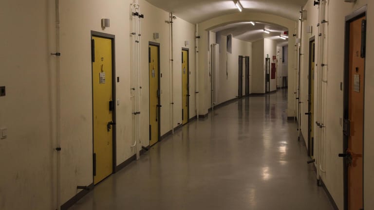 Gang in einer Untersuchungshaftanstalt (Symbolbild): In Lörrach wurde ein Toter in einer Zelle gefunden.