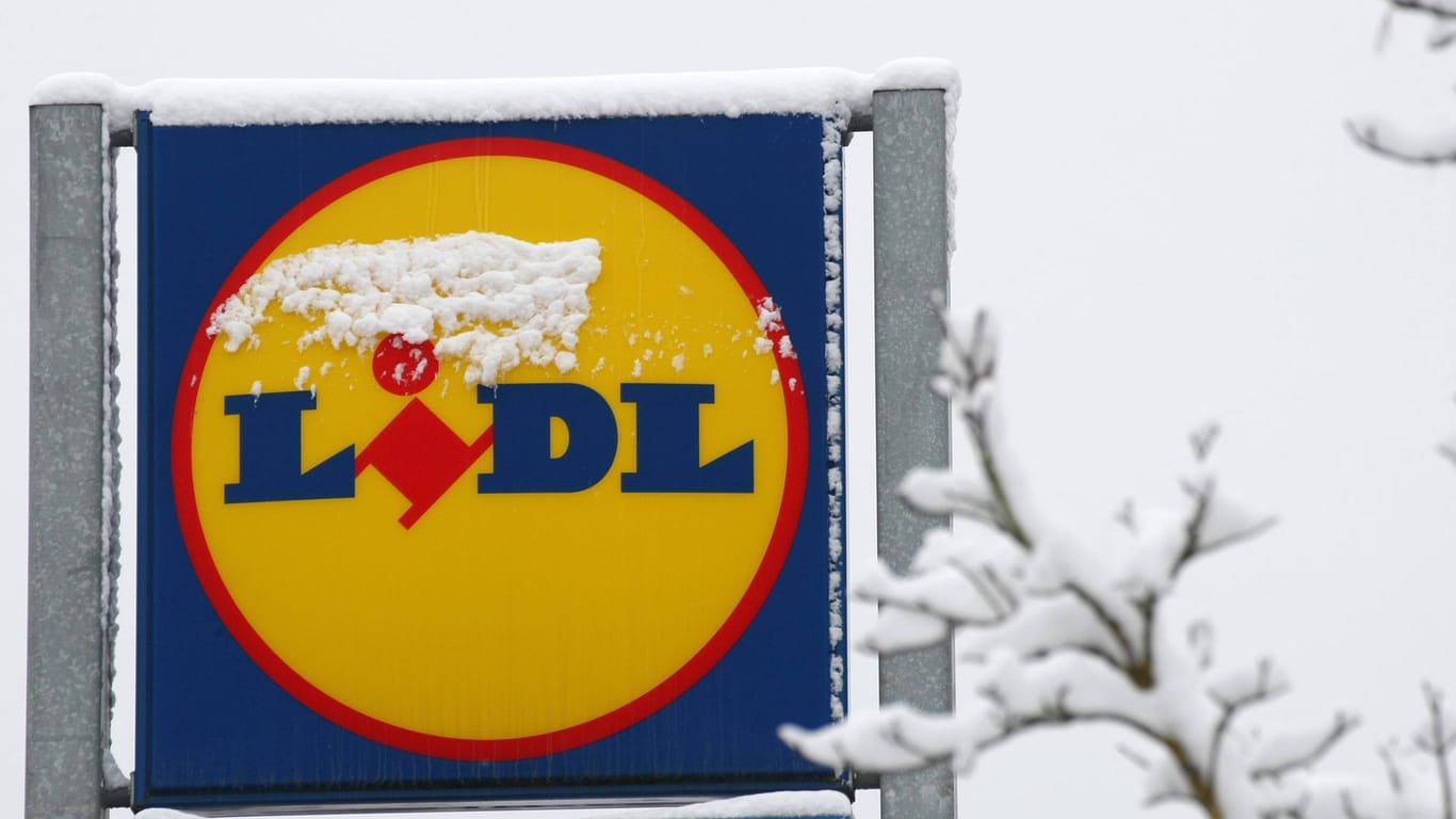 Das Logo eines Lidl-Supermarkts ist verschneit (Symbolbild): In Hagen wollten zwei Männer den Discounter mit einer Machete überfallen.