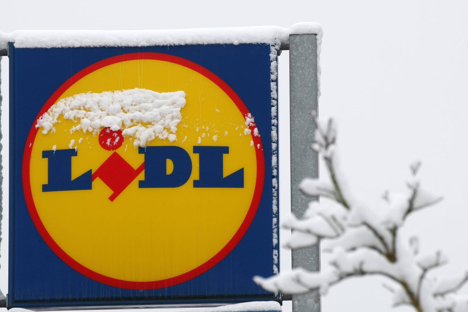 Das Logo eines Lidl-Supermarkts ist verschneit (Symbolbild): In Hagen wollten zwei Männer den Discounter mit einer Machete überfallen.