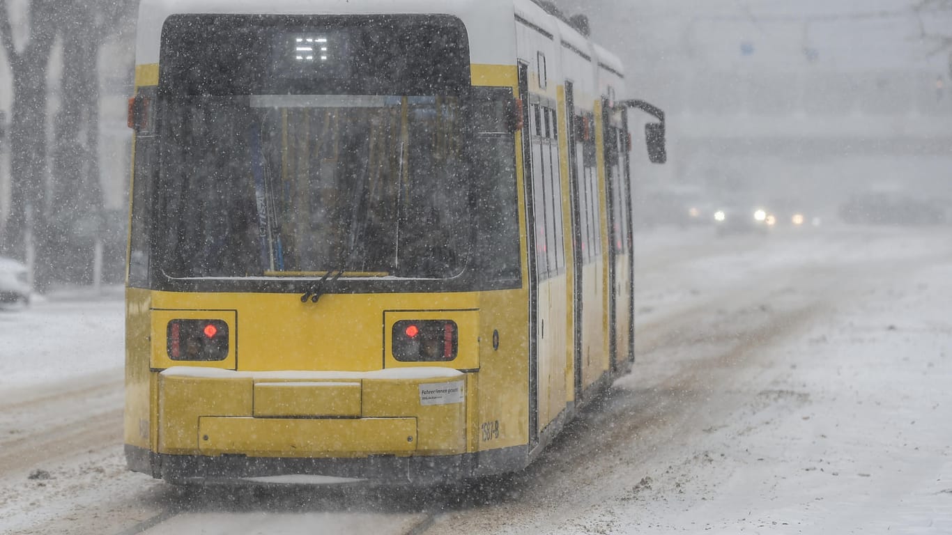 Eine Straßenbahn fährt auf der Bölschestraße in Berlin-Friedrichshagen durch den Schnee: Die BVG zieht eine positive Bilanz nach dem Wintereinbruch.