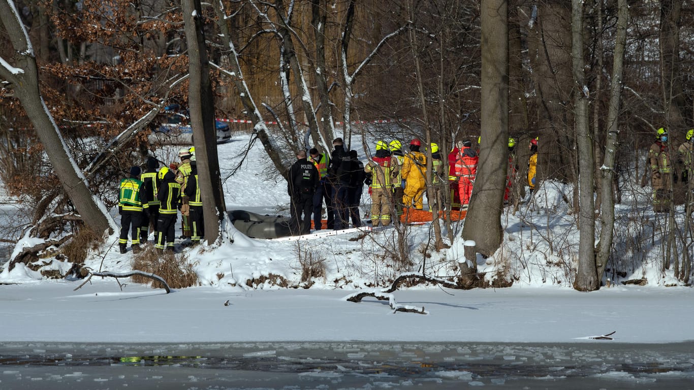 Feuerwehr und Polizei am Karpfenteich: Ein Mann ist beim Baden unter die Eisfläche geraten, während zwei weitere Männer sich retten konnten.