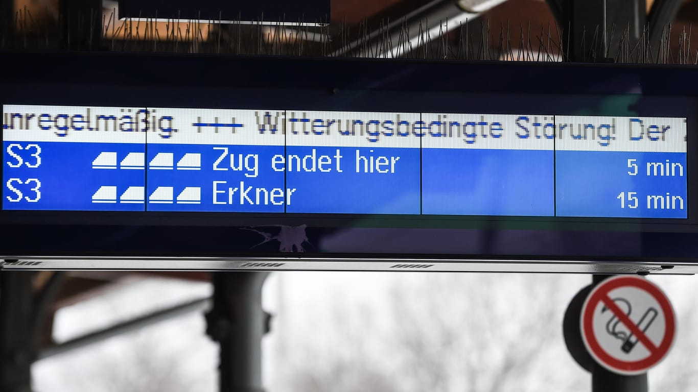 Am S-Bahnhof Friedrichshagen zeigt eine Anzeigetafel an "Witterungsbedingte Störung!": Aktuell gibt es witterungsbedingte Einschränkungen im gesamten Berliner S-Bahn-Netz.