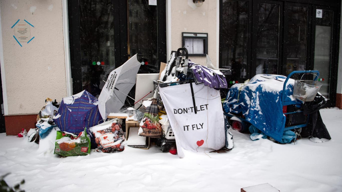 Die Habseligkeiten eines Obdachlosen liegen vor dem Eingang eines geschlossenen Restaurants in Kreuzberg: Schnee und eisige Kälte bestimmen weiter das Wetter.