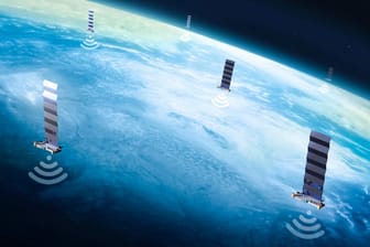 Illustration von Starlink-Satelliten: Sie bringen Internet in abgelegene Winkel der Erde