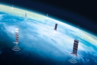Illustration von Starlink-Satelliten: Sie bringen Internet in abgelegene Winkel der Erde