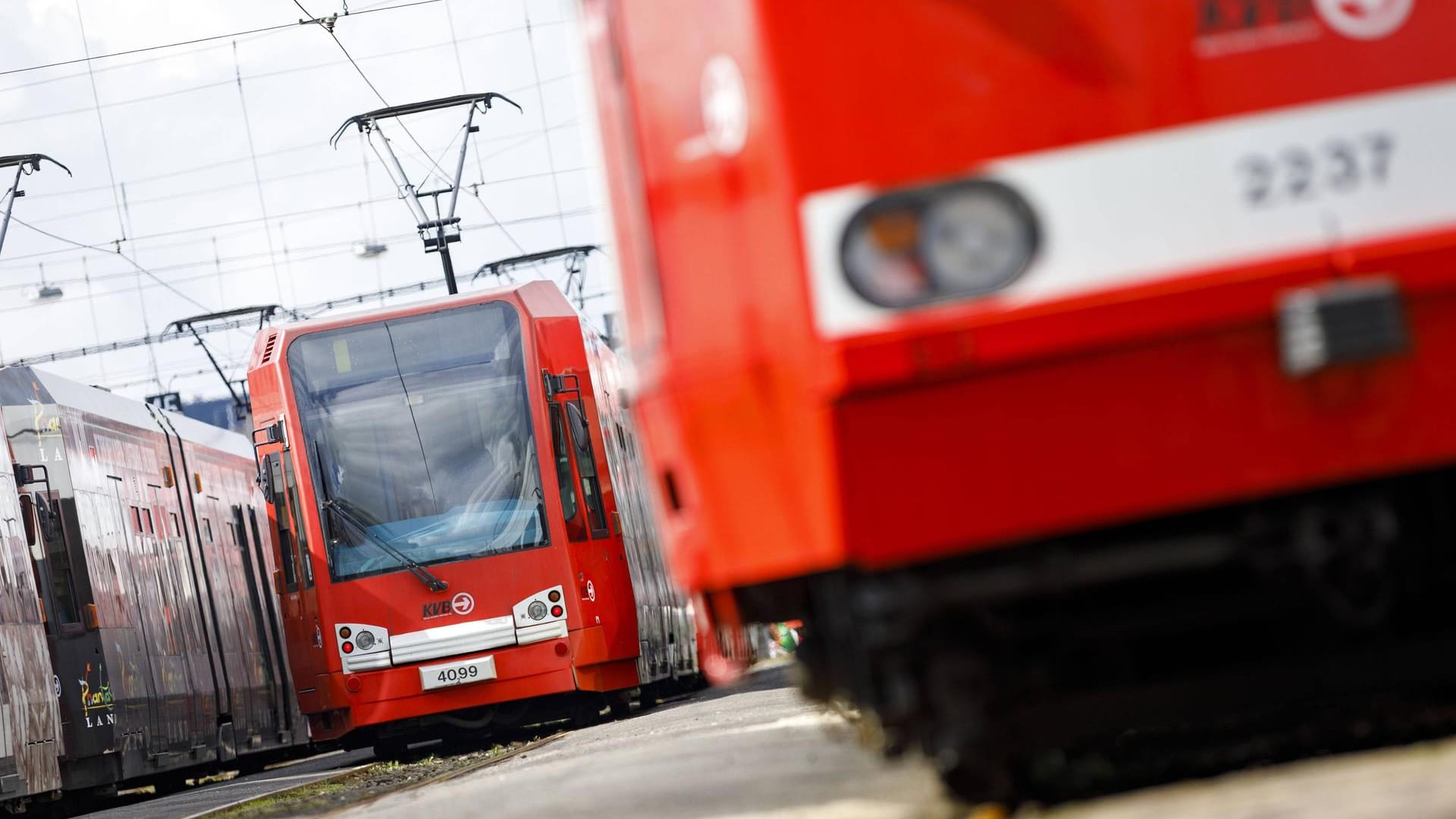 KVB-Bahnen in Köln (Archivbild): In der Linie 4 sollen antisemitische Hetzblätter von Unbekannten verteilt worden sein.