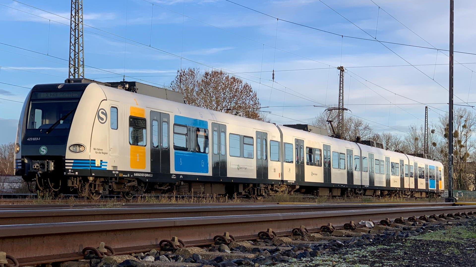 Eine S-Bahn während der Fahrt: So werden die neuen Wagen in Stuttgart aussehen. Eine S-Bahn während der Fahrt: So werden die neuen Wagen in Stuttgart aussehen.