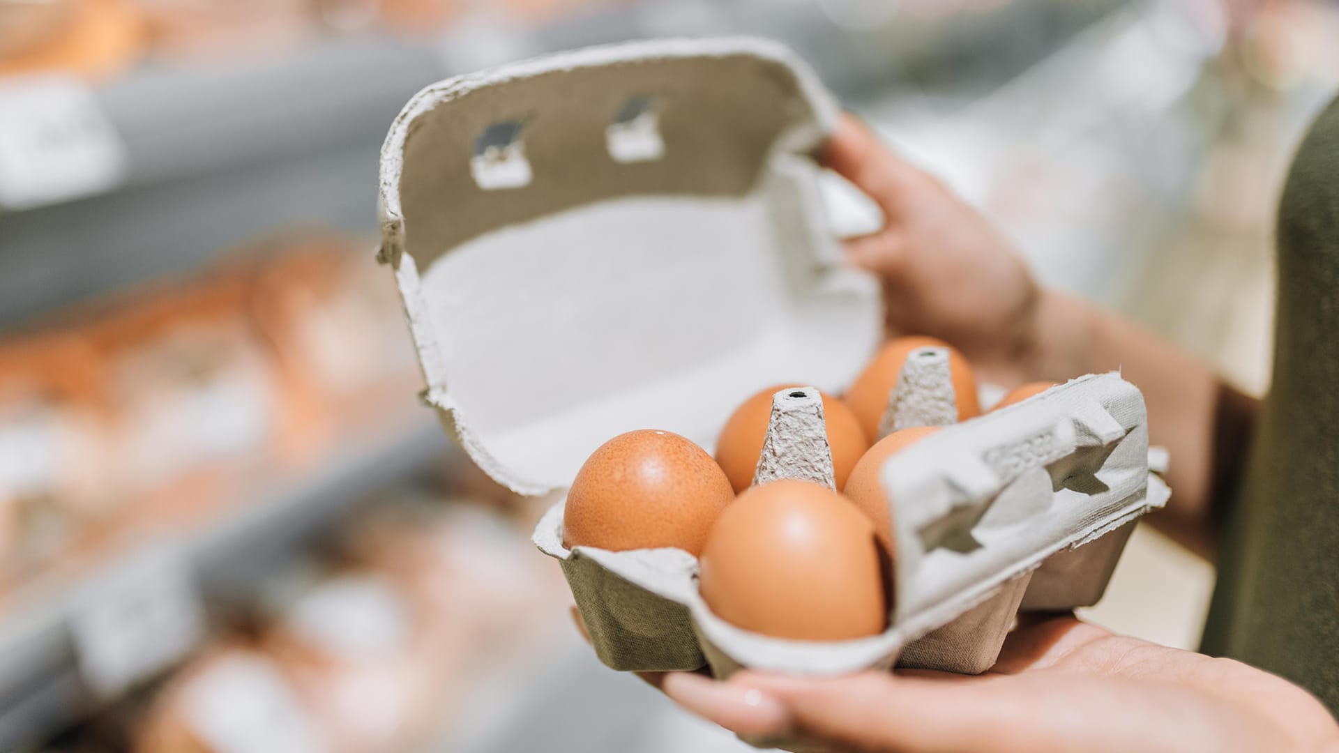 Eierkarton: Vor dem Kauf schauen auch Kunden hinein, ob alle Eier unbeschädigt sind.