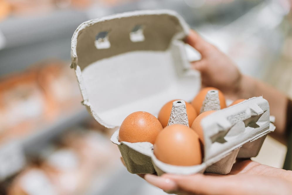 Eierkarton: Vor dem Kauf schauen auch Kunden hinein, ob alle Eier unbeschädigt sind.
