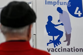 Ein Mann wartet im Impfzentrum Hanau: "Schon im März könnte die Kapazität der Impfzentren nicht mehr ausreichen".