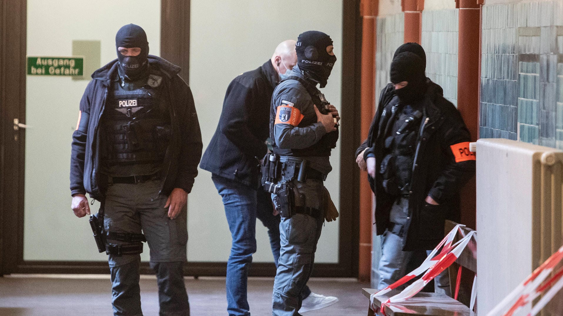 Bushidos Personenschützer bei einem Prozesstermin Ende Januar (Archivbild): In dem Prozess gegen einen Clan-Chef tritt der Rapper regelmäßig als Zeuge auf.
