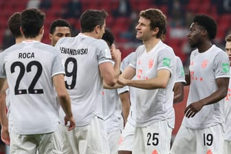 Die Bayern-Spieler bejubeln ein Tor bei der Klub-WM in Katar: Vereinsboss Rummenigge sorgt unterdessen mit einem Vorschlag zur Impfreihenfolge für Aufsehen.