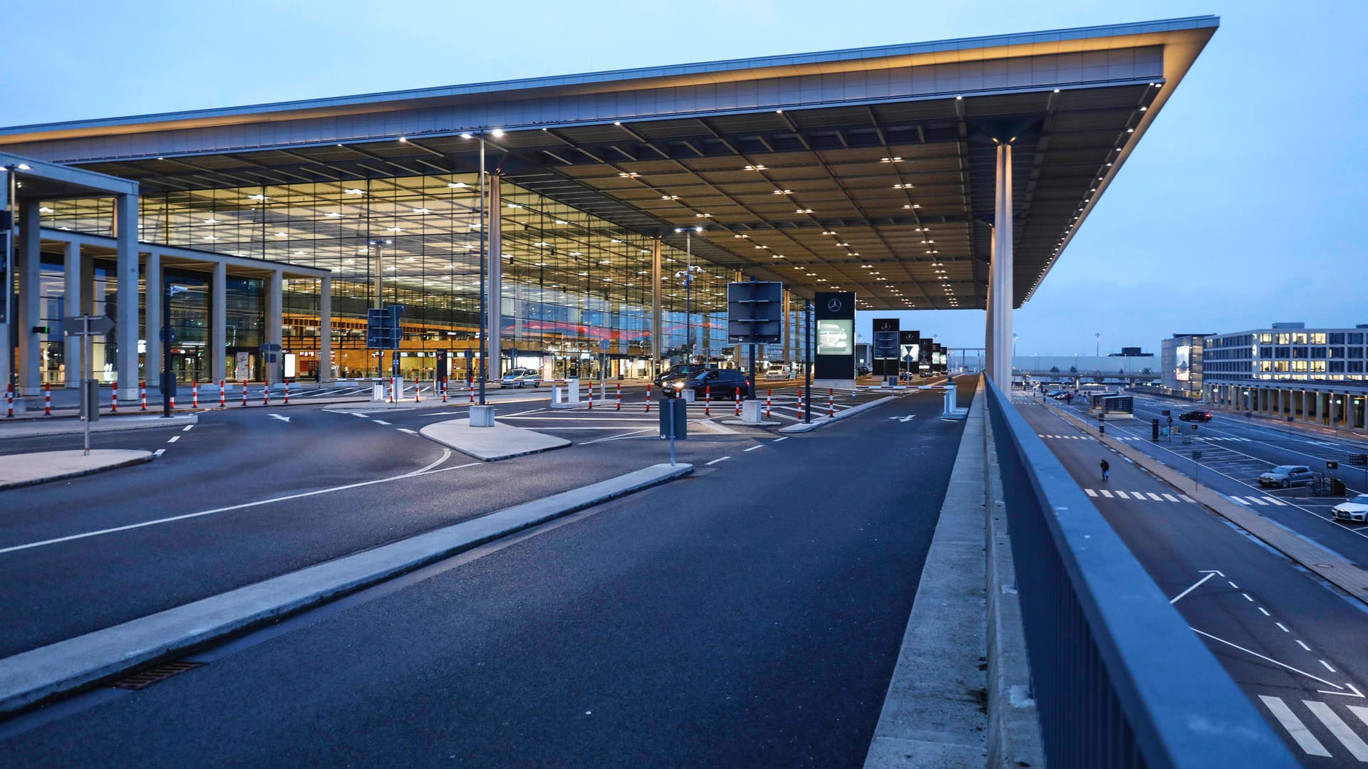 Das Hauptterminal des Flughafen BER: Der Flughafenbau hat etwa 6,5 Milliarden Euro gekostet.